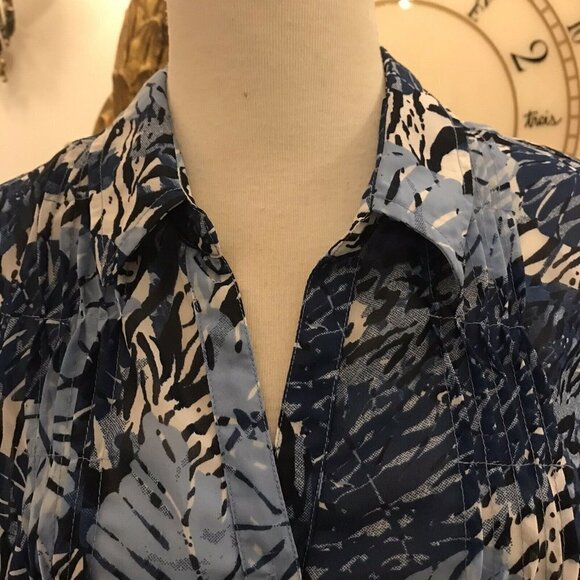 GLORIA VANDERBILT. Size Small. Sheer Button Front Shirt. Tab 3/4 Sleeves. B20 - Picture 2 of 6